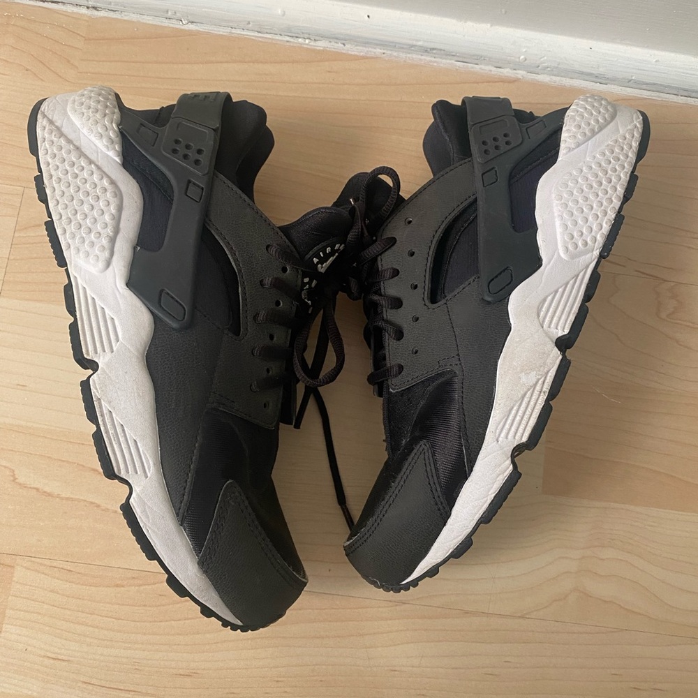 Nike Air Huarache Black Women’s Shoes Size 9